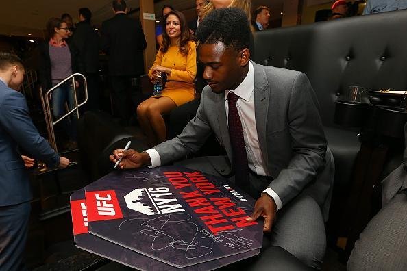 Governador de Nova York assina projeto de Lei que libera MMA - Aljamain Sterling, atleta do UFC