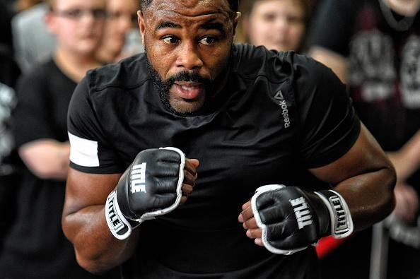 Adversrio de Glover Teixeira, ex-campeo meio-pesado Rashad Evans realiza atividade e se descontrai antes da luta