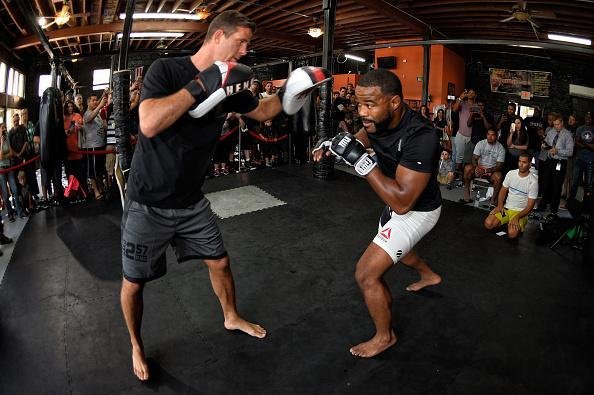 Adversrio de Glover Teixeira, ex-campeo meio-pesado Rashad Evans realiza atividade e se descontrai antes da luta