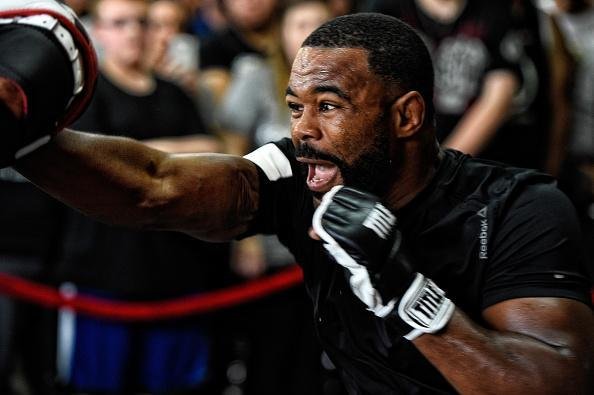 Adversrio de Glover Teixeira, ex-campeo meio-pesado Rashad Evans realiza atividade e se descontrai antes da luta