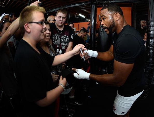 Adversrio de Glover Teixeira, ex-campeo meio-pesado Rashad Evans realiza atividade e se descontrai antes da luta