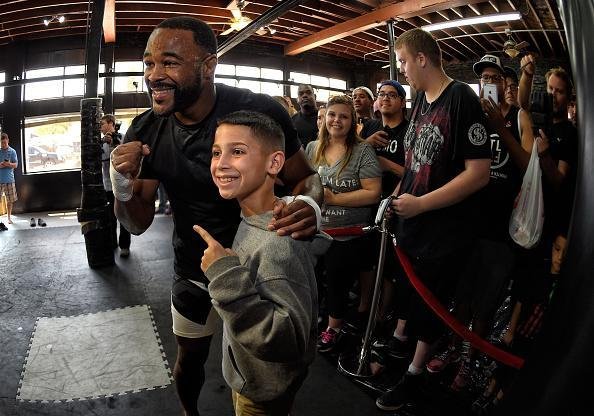 Adversrio de Glover Teixeira, ex-campeo meio-pesado Rashad Evans realiza atividade e se descontrai antes da luta