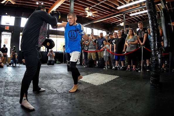 Khabib Nurmagomedov foi um dos mais assediados pelos fs no treino aberto. O russo encara Derrell Horcher na luta coprincipal do evento