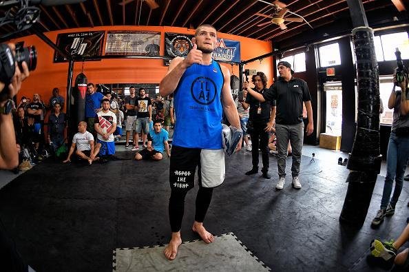 Khabib Nurmagomedov foi um dos mais assediados pelos fs no treino aberto. O russo encara Derrell Horcher na luta coprincipal do evento