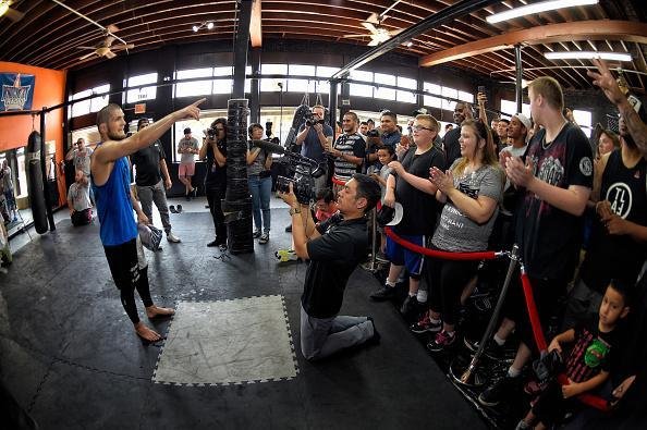 Khabib Nurmagomedov foi um dos mais assediados pelos fs no treino aberto. O russo encara Derrell Horcher na luta coprincipal do evento