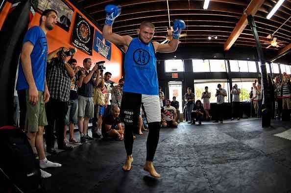 Khabib Nurmagomedov foi um dos mais assediados pelos fs no treino aberto. O russo encara Derrell Horcher na luta coprincipal do evento