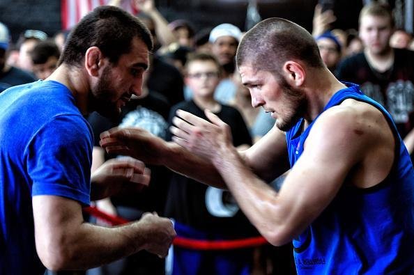 Khabib Nurmagomedov foi um dos mais assediados pelos fs no treino aberto. O russo encara Derrell Horcher na luta coprincipal do evento