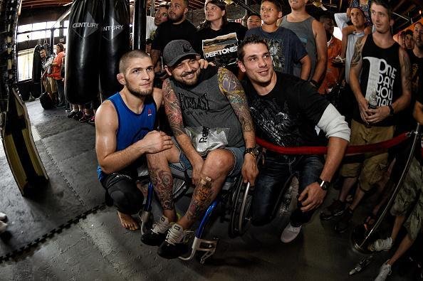 Khabib Nurmagomedov foi um dos mais assediados pelos fs no treino aberto. O russo encara Derrell Horcher na luta coprincipal do evento