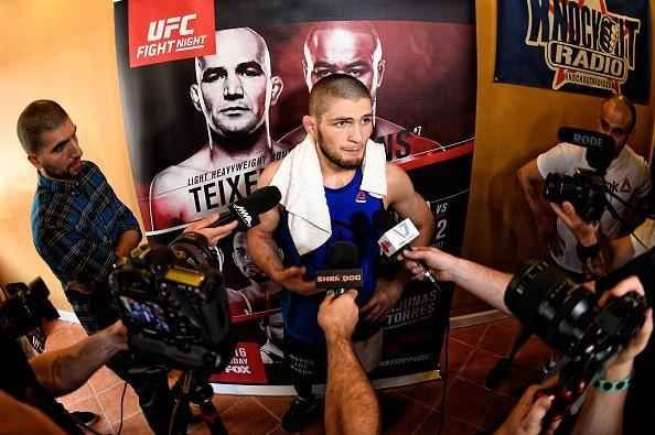 Khabib Nurmagomedov foi um dos mais assediados pelos fs no treino aberto. O russo encara Derrell Horcher na luta coprincipal do evento