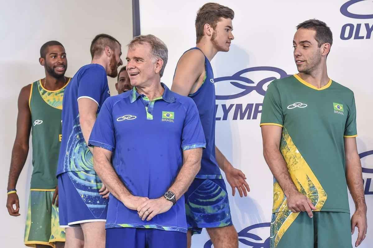 Uniformes dos times de vlei do Brasil nos Jogos Olmpicos do Rio; quadra e praia