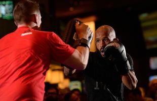 Imagens do treino aberto do UFC 197 em Las Vegas - Demetrious Johnson afia trocao na atividade