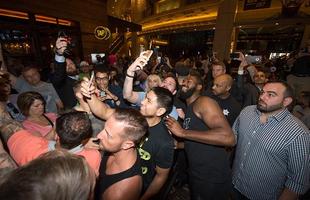 Imagens do treino aberto do UFC 197 em Las Vegas - Jon Jones interage com fs na atividade