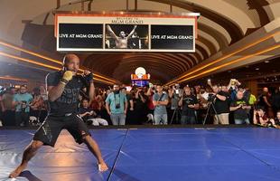 Imagens do treino aberto do UFC 197 em Las Vegas - Demetrious Johnson em ao