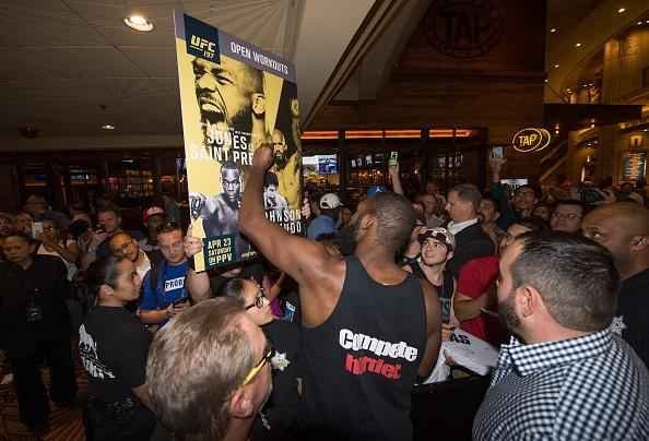 Imagens do treino aberto do UFC 197 em Las Vegas - Jon Jones faz a festa com os fs