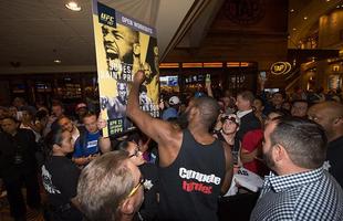 Imagens do treino aberto do UFC 197 em Las Vegas - Jon Jones faz a festa com os fs