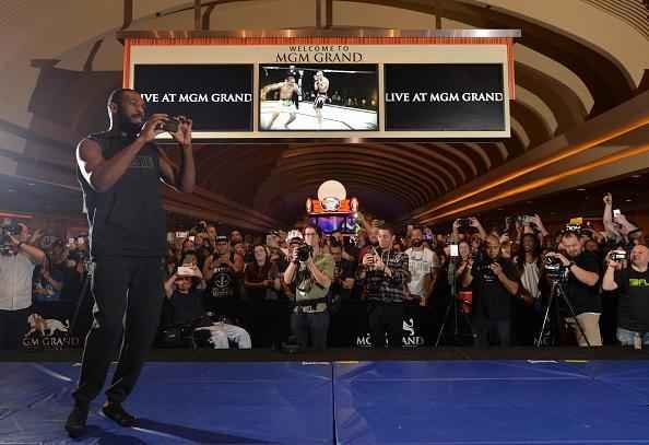 Imagens do treino aberto do UFC 197 em Las Vegas - Jon Jones sada os fs