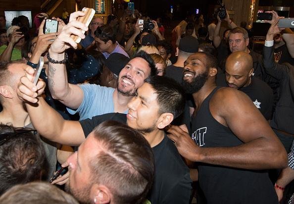 Imagens do treino aberto do UFC 197 em Las Vegas - Jon Jones tira selfie com os fs