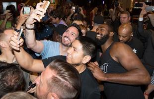 Imagens do treino aberto do UFC 197 em Las Vegas - Jon Jones tira selfie com os fs