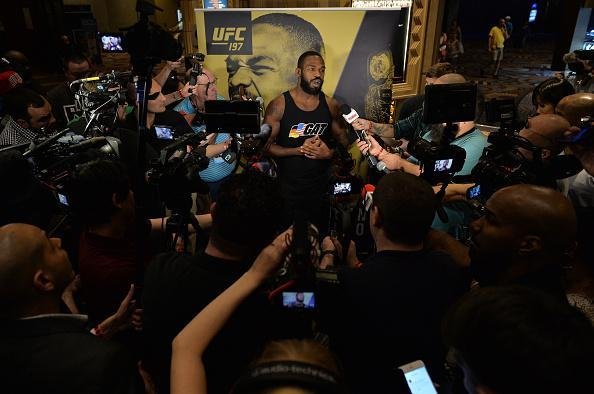Imagens do treino aberto do UFC 197 em Las Vegas - Jon Jones cercado por jornalistas