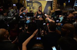 Imagens do treino aberto do UFC 197 em Las Vegas - Jon Jones cercado por jornalistas