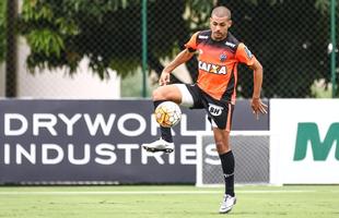 Clayton: outro grande investimento do Atltico. O atacante, contratado do Figueirense, no foi inscrito a tempo para a fase de grupos da Libertadores. Vem sendo aproveitado apenas no Estadual, com atuaes ainda abaixo do esperado. So apenas cinco partidas e dois gols. Ser inscrito para o mata-mata da Libertadores.