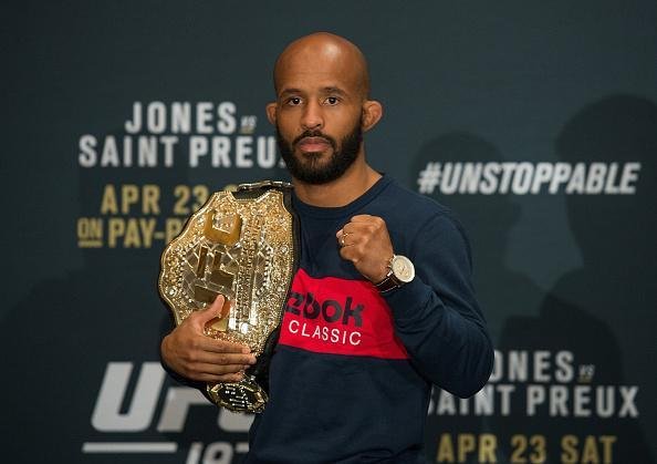 Demetrious Johnson, que defende o cinturo dos moscas contra Henry Cejudo