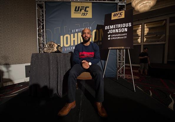 Demetrious Johnson, que defende o cinturo dos moscas contra Henry Cejudo