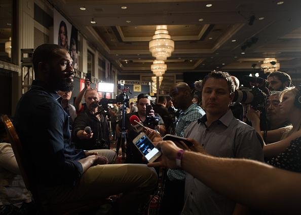 Jon Jones, que disputa o cinturo interino dos meio-pesados contra Ovince St. Preux