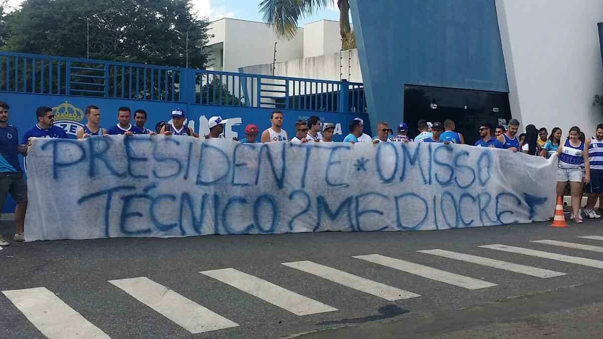 Torcedores protestam na porta da Toca da Raposa contra tcnico e Diretoria