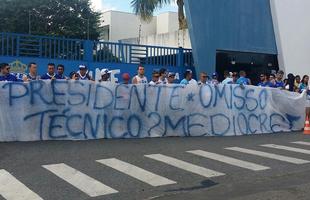 Torcedores protestam na porta da Toca da Raposa contra tcnico e Diretoria