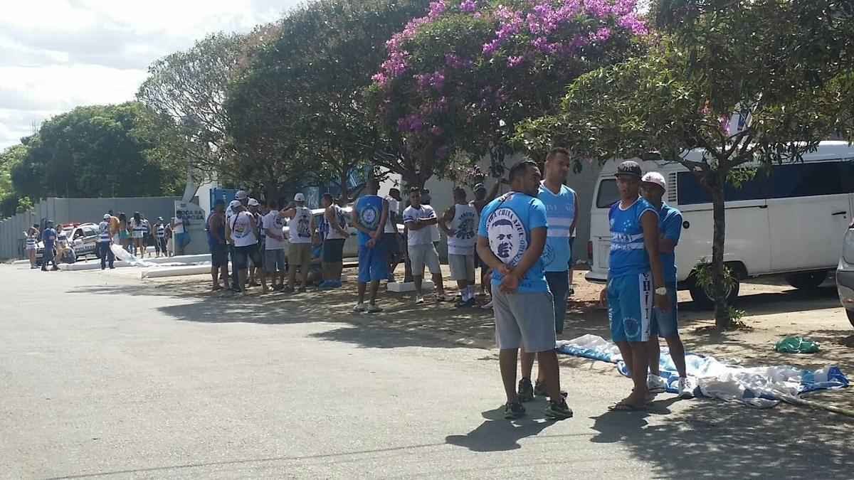 Torcedores protestam na porta da Toca da Raposa contra tcnico e Diretoria