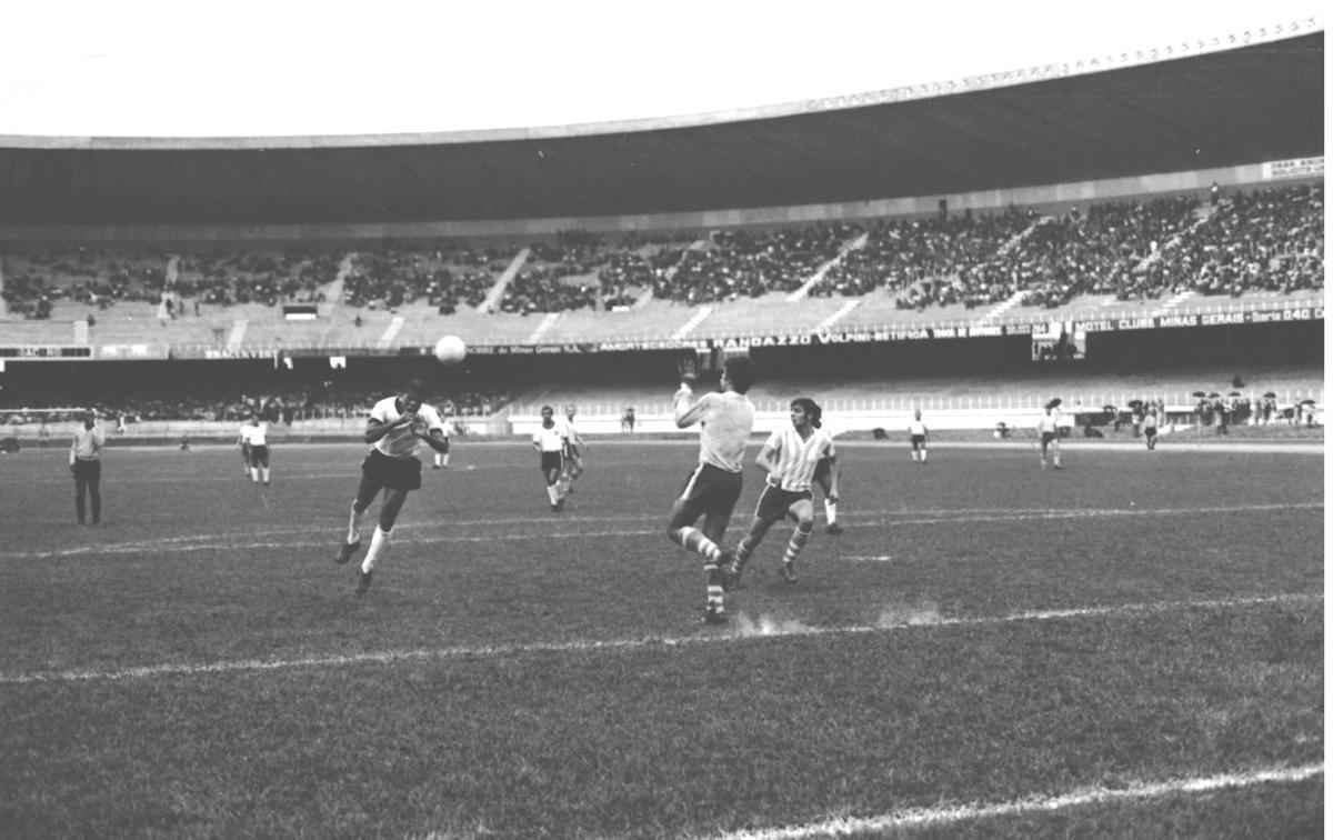 Lance do jogo entre Atltico x Racing-ARG, realizado no Mineiro em 13/07/1969. O Galo venceu por 3 a 1