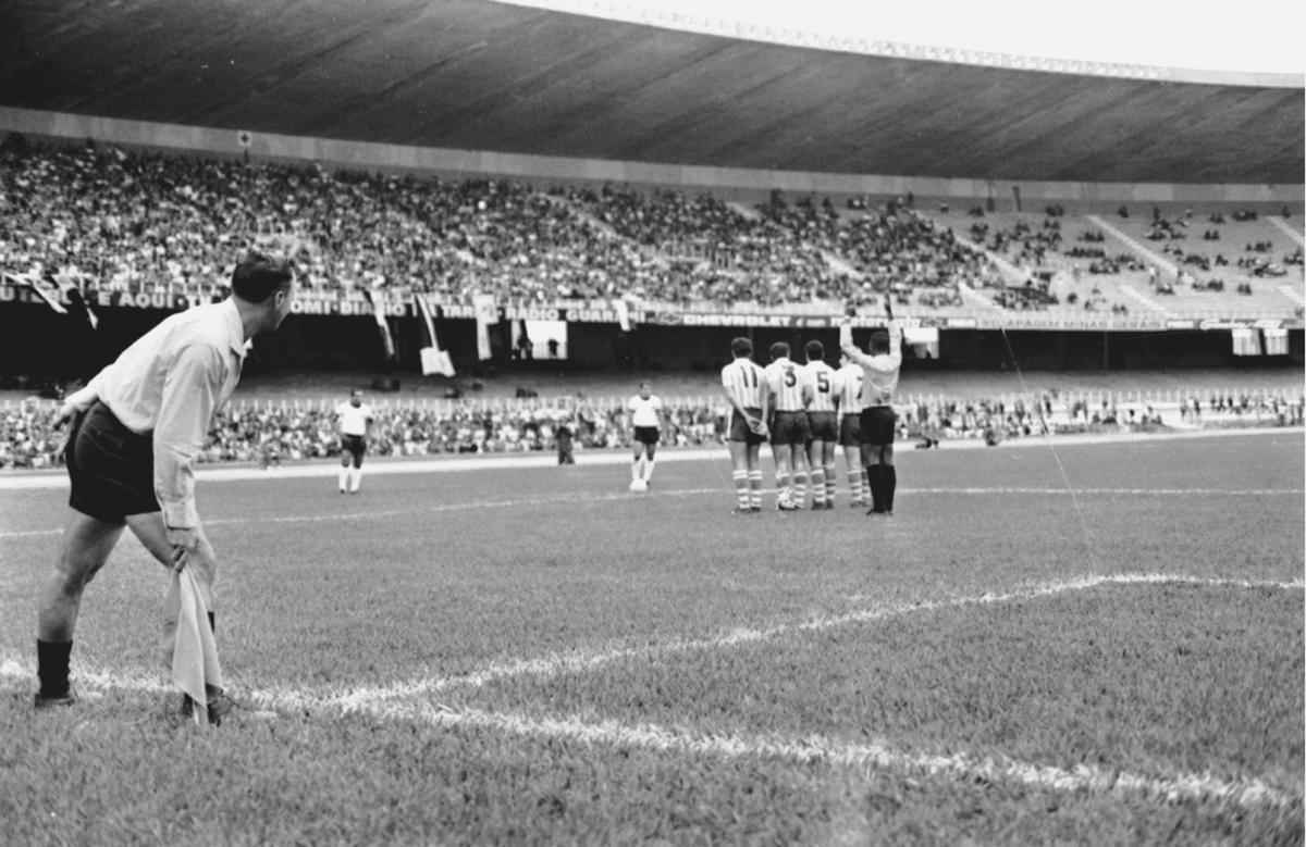 Lance do jogo entre Atletico e Racing-ARG, realizado no Mineiro em 13/07/1969. O Galo venceu por 3 a 1