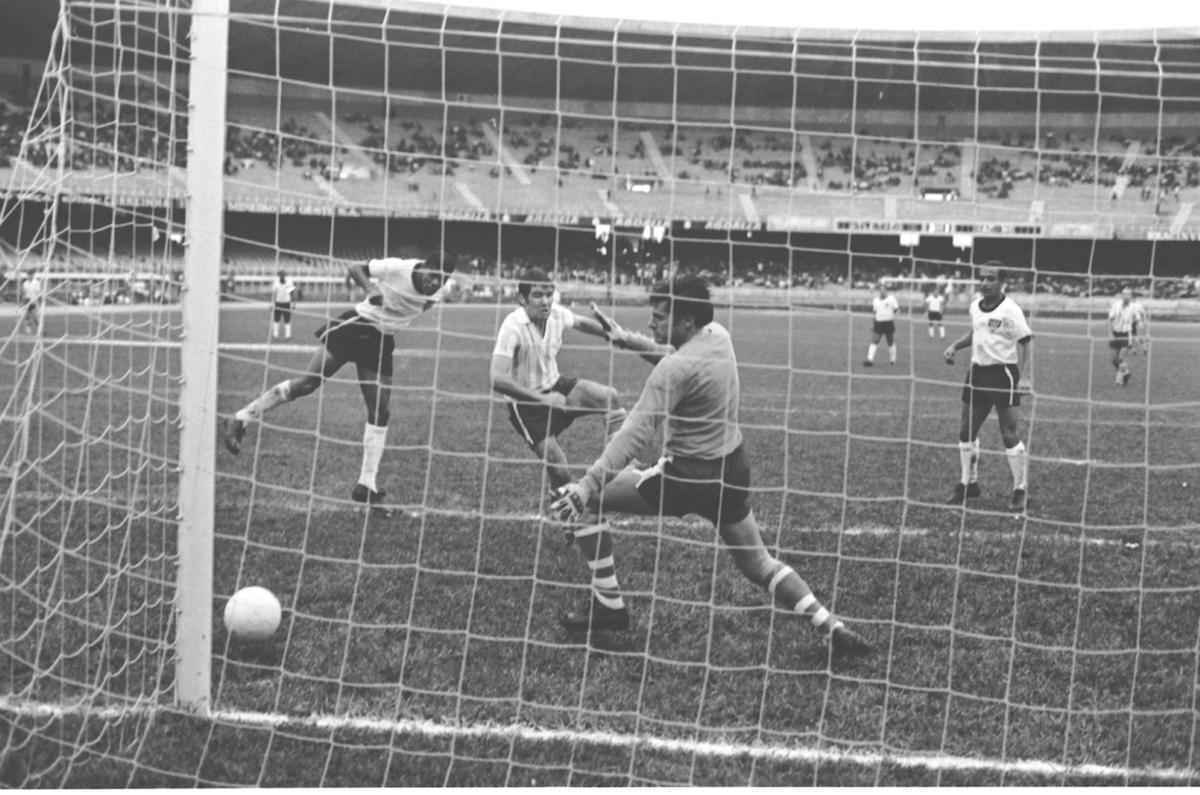 Lance do jogo entre Atltico e Racing-ARG, realizado no Mineiro em 13/07/1969. O Galo venceu por 3 a 1