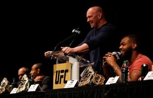 Encaradas agitam coletiva do UFC 200 em Nova York - Dana e cia. durante a entrevista