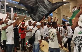 Jogadores retornaram a Minas Gerais e foram recepcionados por torcedores no Aeroporto de Confins