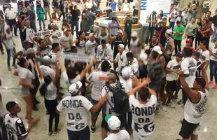 Jogadores retornaram a Minas Gerais e foram recepcionados por torcedores no Aeroporto de Confins