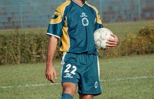 Em 1999, o Cruzeiro vendeu o zagueiro Joo Carlos para o Corinthians por US$ 4 milhes e recebeu de contrapeso o jovem Cris, que acabou virando dolo na Toca da Raposa II e conquistou os ttulos da Copa do Brasil de 2000, Campeonato Brasileiro de 2003, Recopa Sul-Americana, alm de duas Copas Sul-Minas, dois Mineiros e uma Copa dos Campees de Minas