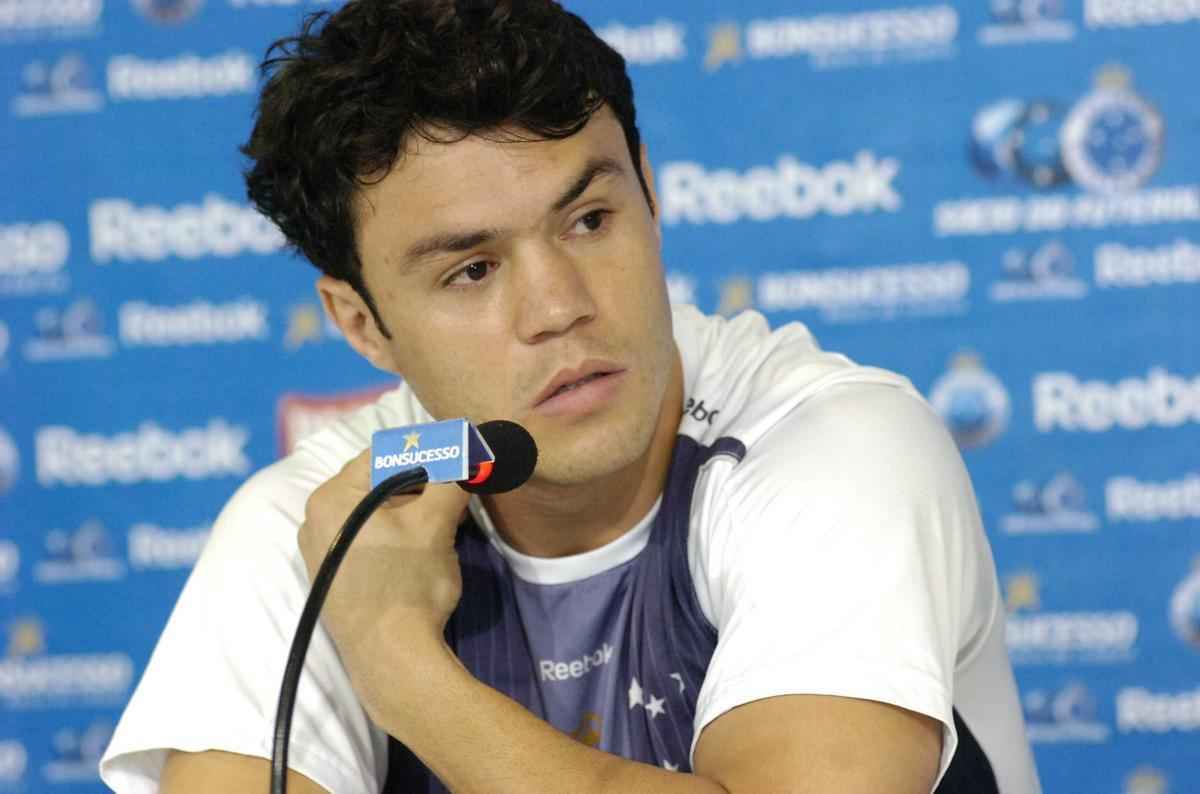Em 2009, o Cruzeiro vendeu o jovem Guilherme ao Dnamo de Kiev por 5 milhes de euros e recebeu o atacante Kleber de contrapeso. O Gladiador acabou sendo pea fundamental na campanha do vice-campeonato da Libertadores, mas depois deixou o clube em relao conturbada com a torcida.