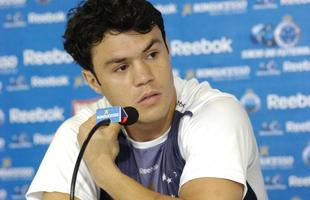 Em 2009, o Cruzeiro vendeu o jovem Guilherme ao Dnamo de Kiev por 5 milhes de euros e recebeu o atacante Kleber de contrapeso. O Gladiador acabou sendo pea fundamental na campanha do vice-campeonato da Libertadores, mas depois deixou o clube em relao conturbada com a torcida.
