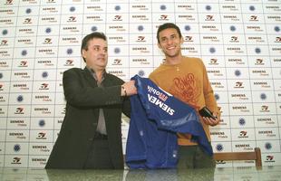 Em 2004, Fred foi contratado pelo Cruzeiro junto ao Feyenoord, em negociao que envolveu a ida da ento jovem promessa Grson Magro para o clube holands em definitivo. No Cruzeiro, Fred marcou 56 gols em 71 jogos e foi vendido para o Lyon por 15 milhes de euros.