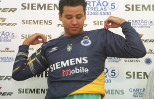 Em 2005, o goleiro Fbio chegou ao Cruzeiro depois de travar uma briga judicial com o Vasco. O clube celeste cedeu em definitivo o atacante Alex Dias ao clube cruz-maltino para ficar com 50% dos direitos econmicos de Fbio, que hoje  dolo da torcida e o jogador que mais atuou com a camisa do Cruzeiro.