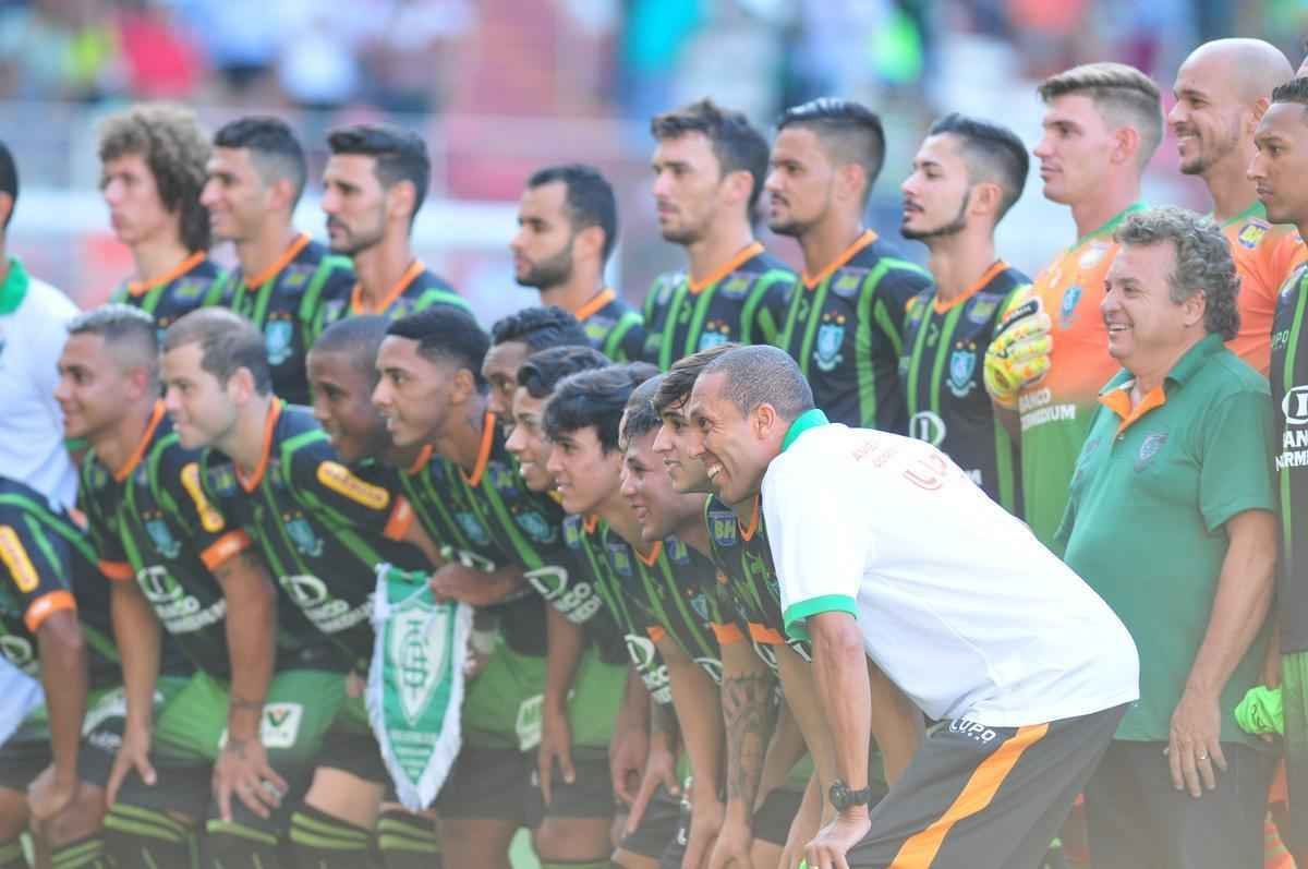 Lance do confronto de ida da final do Campeonato Mineiro entre Amrica e Atltico