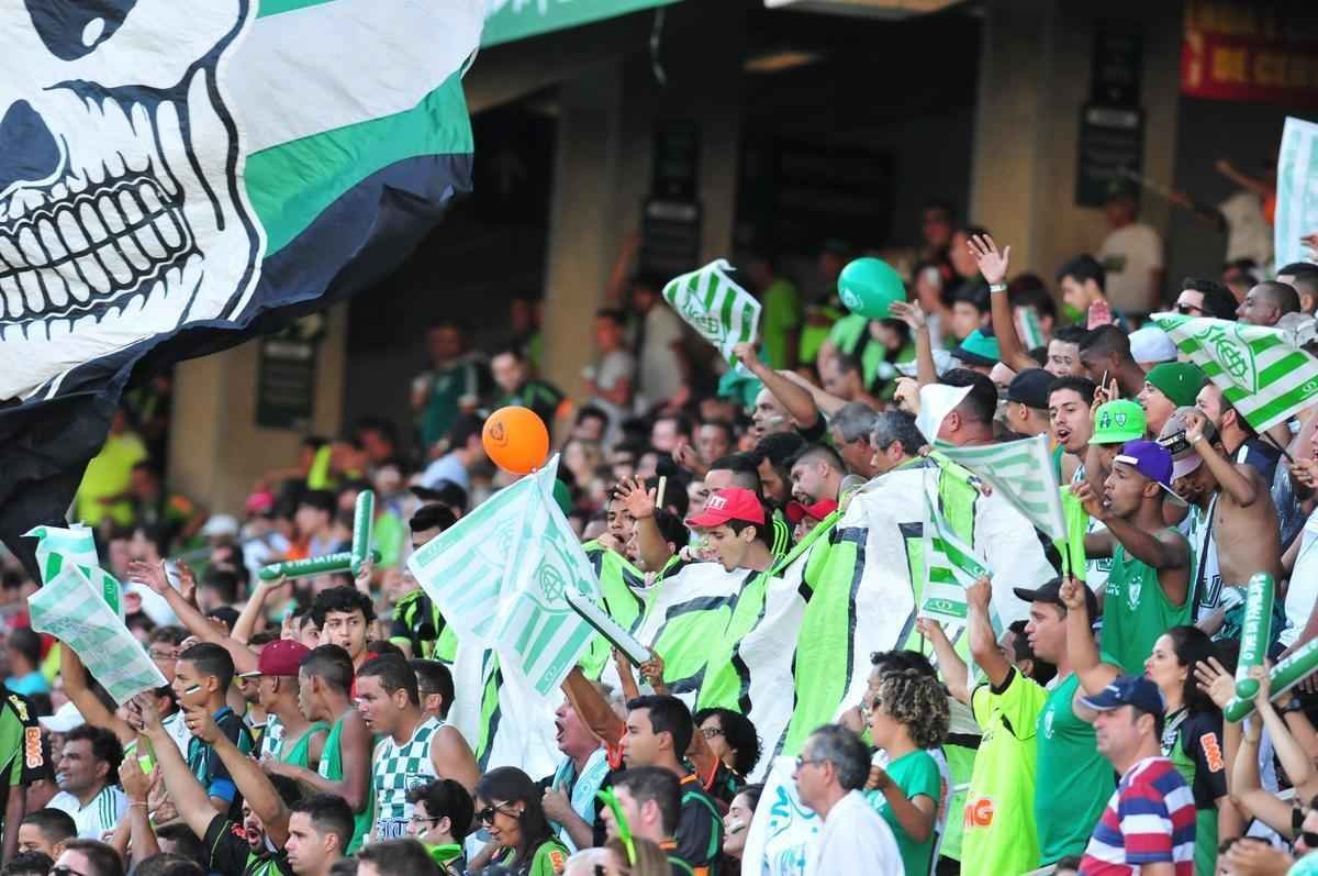 Lance do confronto de ida da final do Campeonato Mineiro entre Amrica e Atltico