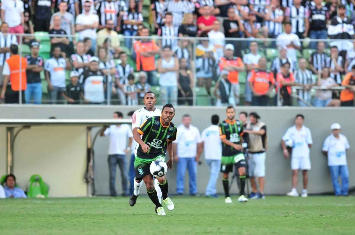 Lance do confronto de ida da final do Campeonato Mineiro entre Amrica e Atltico