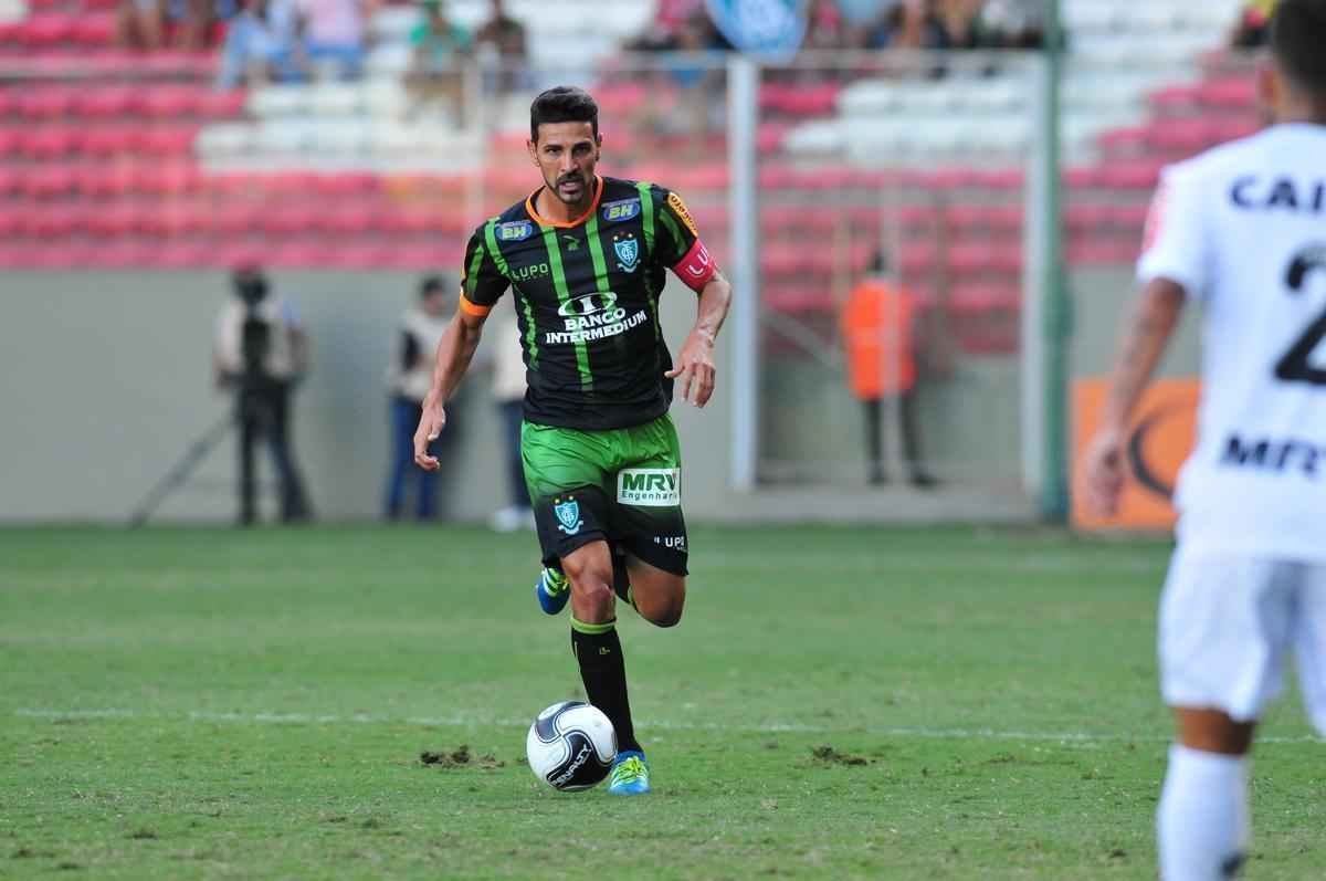 Lance do confronto de ida da final do Campeonato Mineiro entre Amrica e Atltico