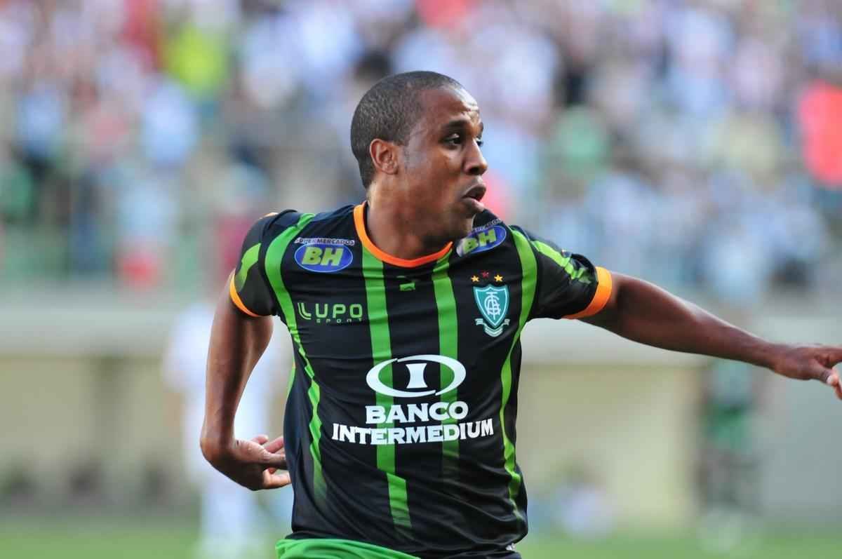 Lance do confronto de ida da final do Campeonato Mineiro entre Amrica e Atltico