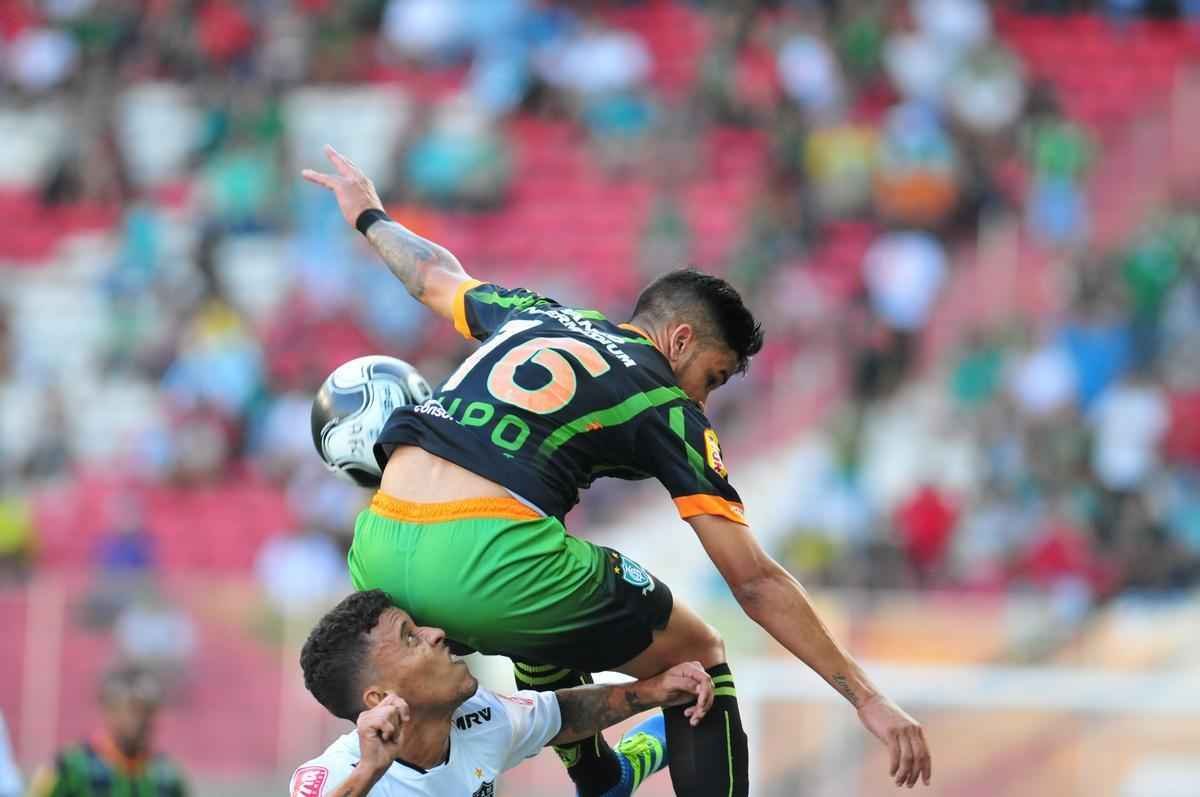 Lance do confronto de ida da final do Campeonato Mineiro entre Amrica e Atltico