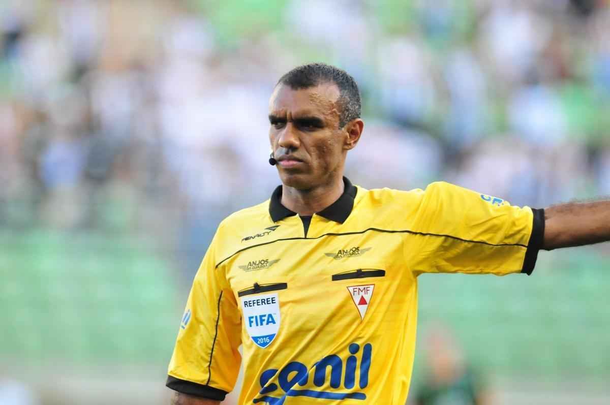 Lance do confronto de ida da final do Campeonato Mineiro entre Amrica e Atltico