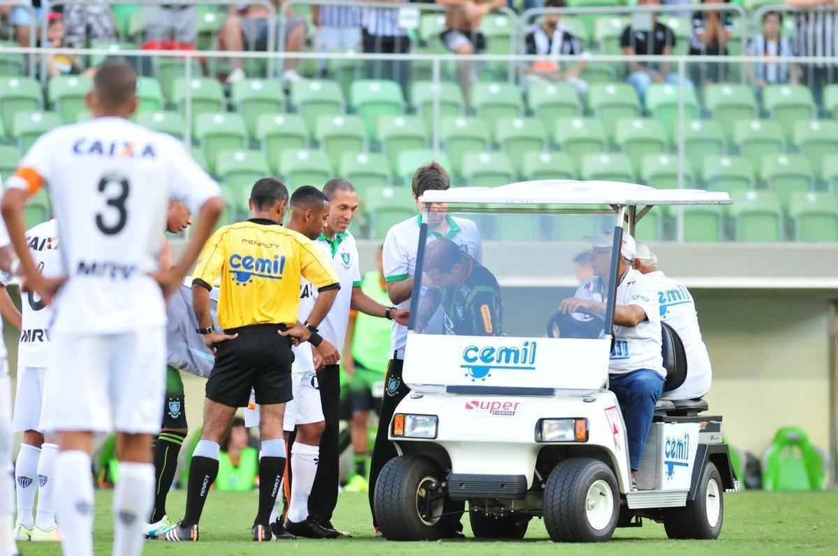 Lance do confronto de ida da final do Campeonato Mineiro entre Amrica e Atltico
